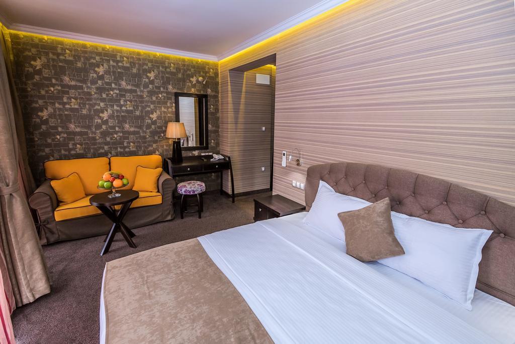 8 1/2 Art Guest House Plovdiv Phòng bức ảnh