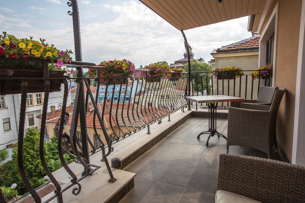 8 1/2 Art Guest House Plovdiv Phòng bức ảnh