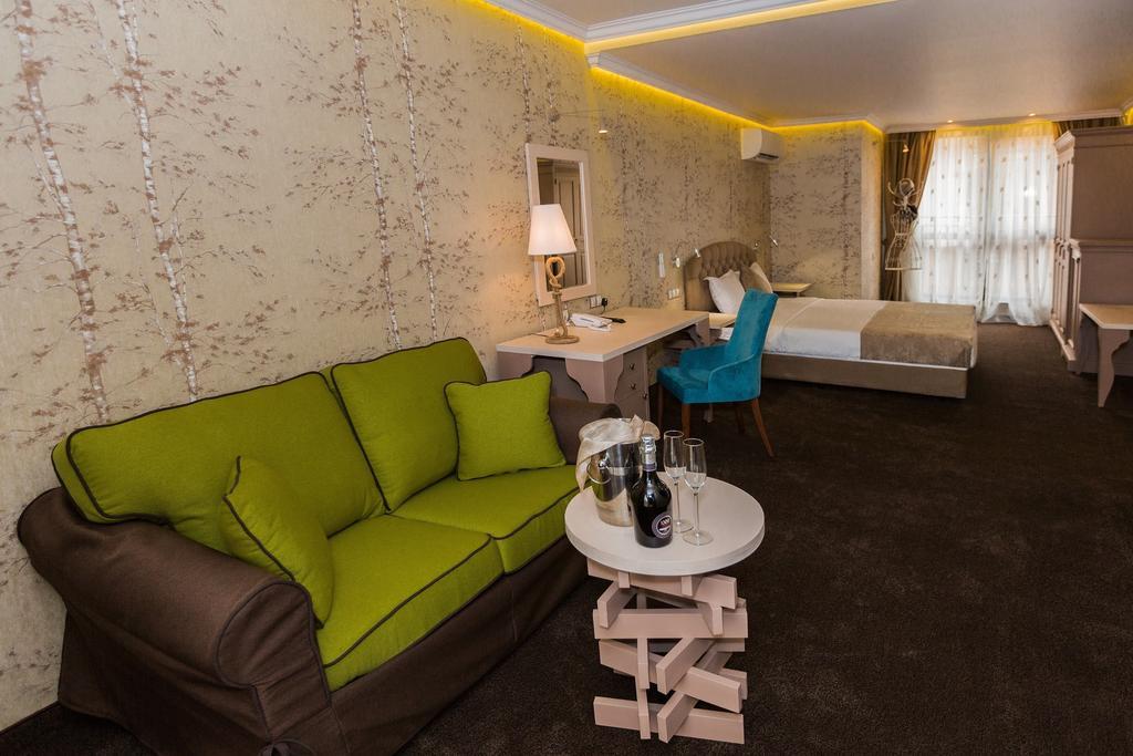 8 1/2 Art Guest House Plovdiv Phòng bức ảnh