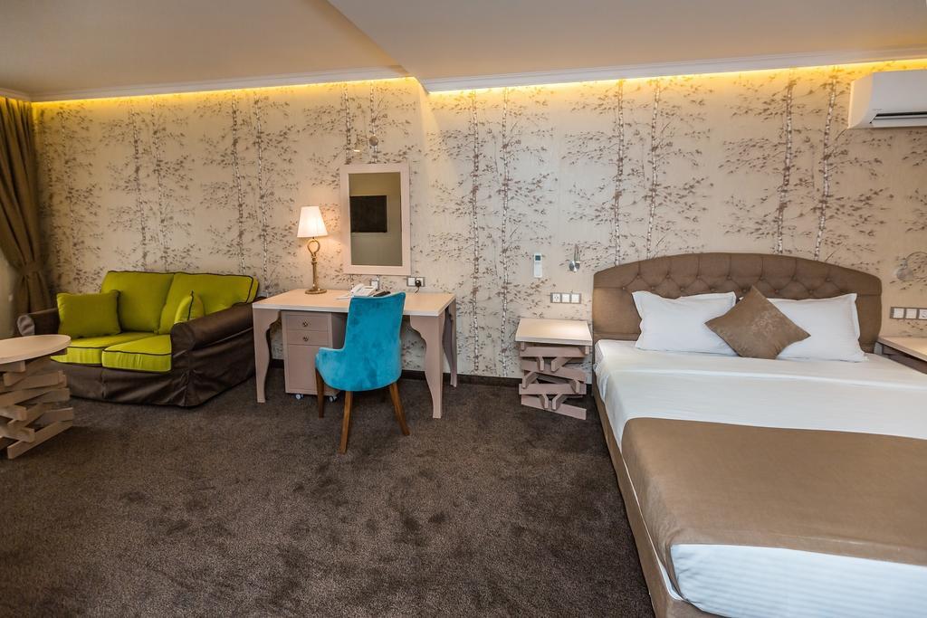 8 1/2 Art Guest House Plovdiv Phòng bức ảnh