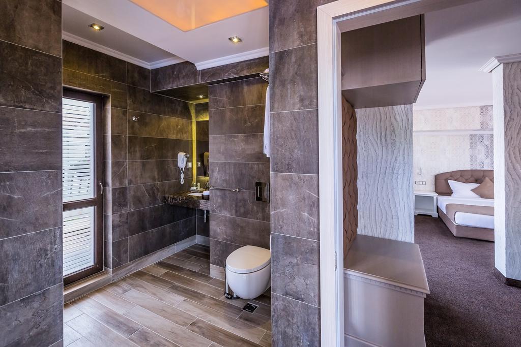 8 1/2 Art Guest House Plovdiv Phòng bức ảnh
