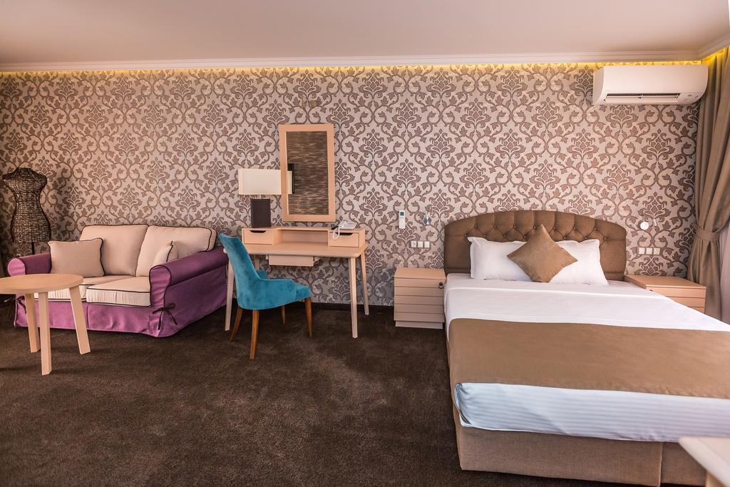 8 1/2 Art Guest House Plovdiv Phòng bức ảnh