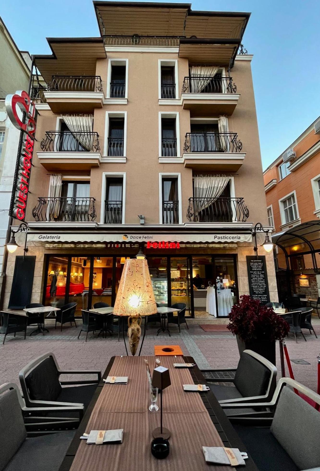8 1/2 Art Guest House Plovdiv Ngoại thất bức ảnh